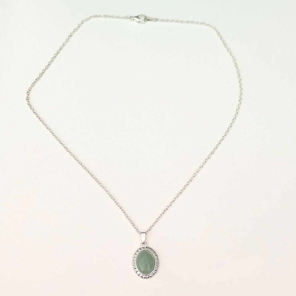 Silver necklace with pale green stone pendant - Picture 7 of 10